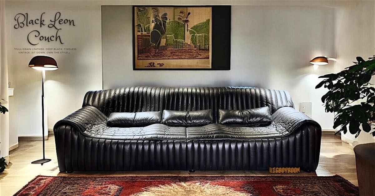 LEON 黑色全牛皮深坐深沙發：低重心輪廓與直紋車縫，適合 Man Cave 與長時間觀影