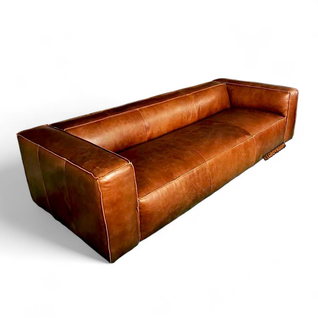 Adam 美式經典 Look：寬大扶手與深坐深的皮沙發，厚實坐感適合久坐