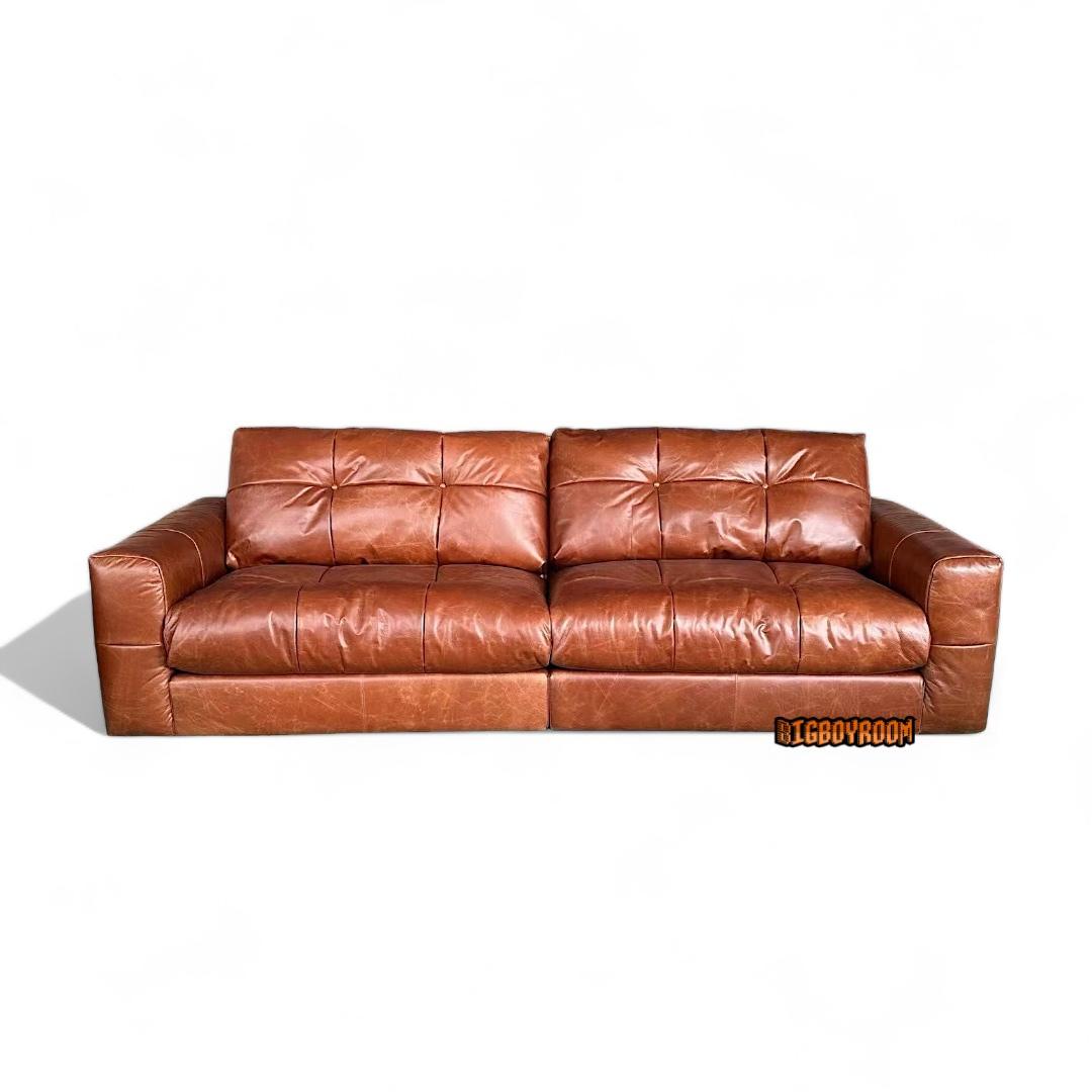 Duke 美式皮沙發：寬厚扶手、方格車縫與粗框走線，低重心真皮呈現 Old Money 氣質