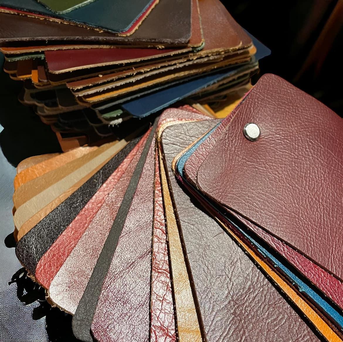 皮革與布料色卡：半苯染頭層牛皮、頭層牛皮、貓抓布與絨布