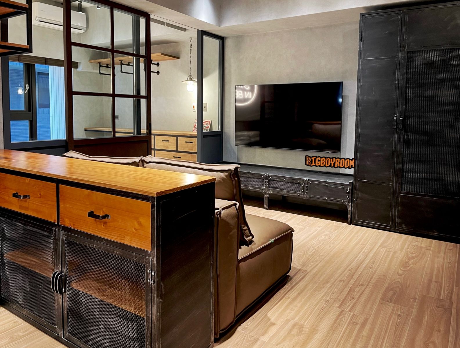 客廳｜鐵製電視櫃與玄關收納櫃