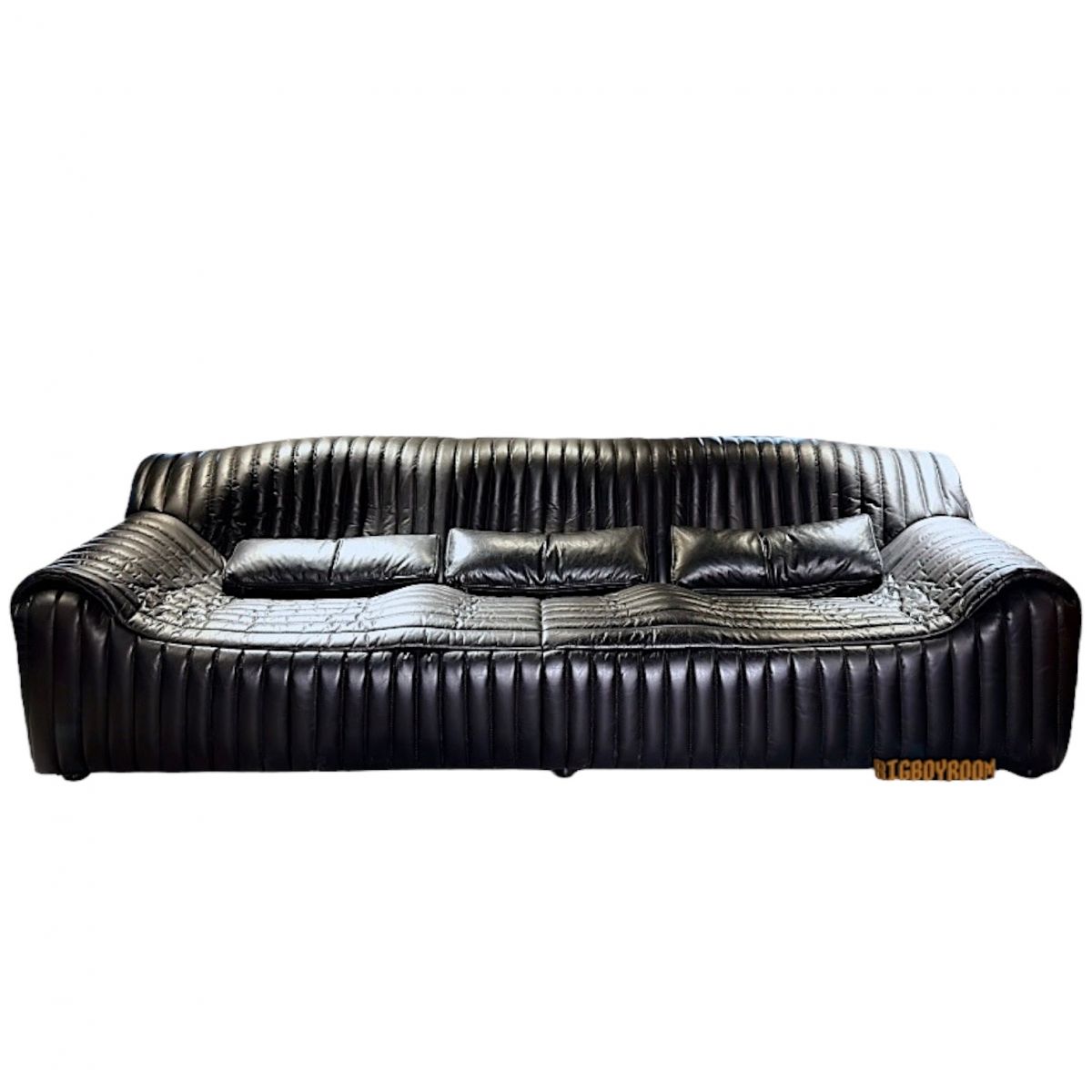 Leon 黑色全牛皮沙發：低重心設計與包覆性曲線，可坐可臥的慵懶系首選