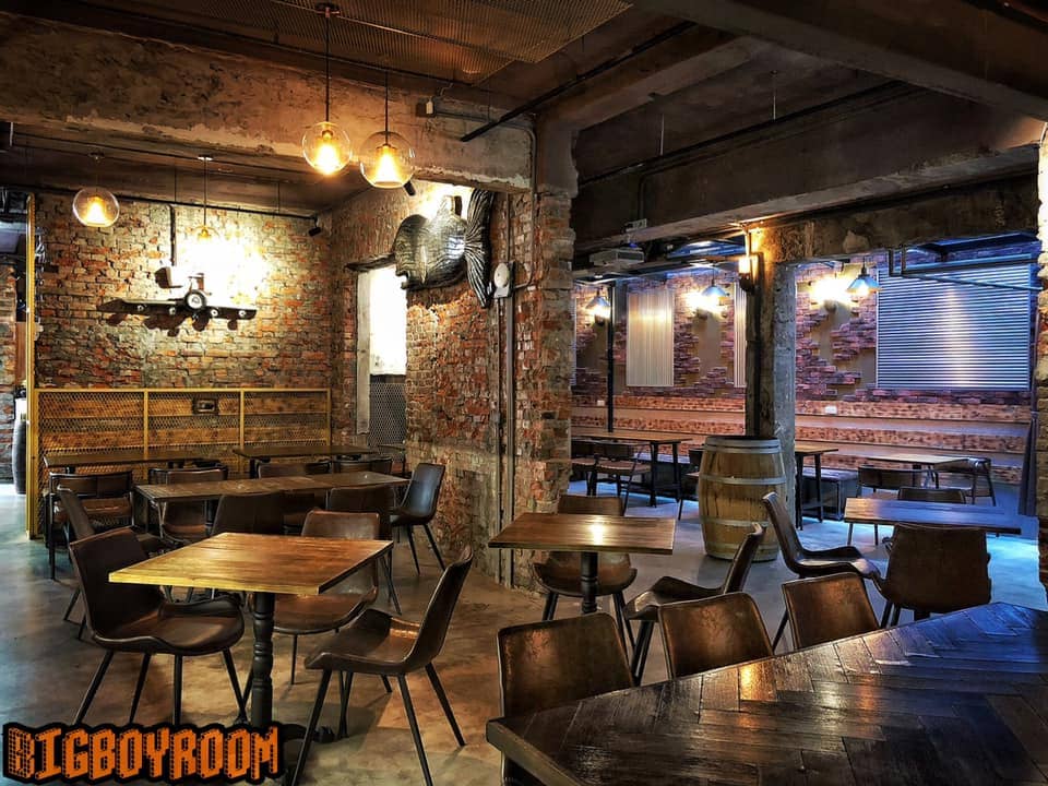 美式精釀酒館使用的實木方桌