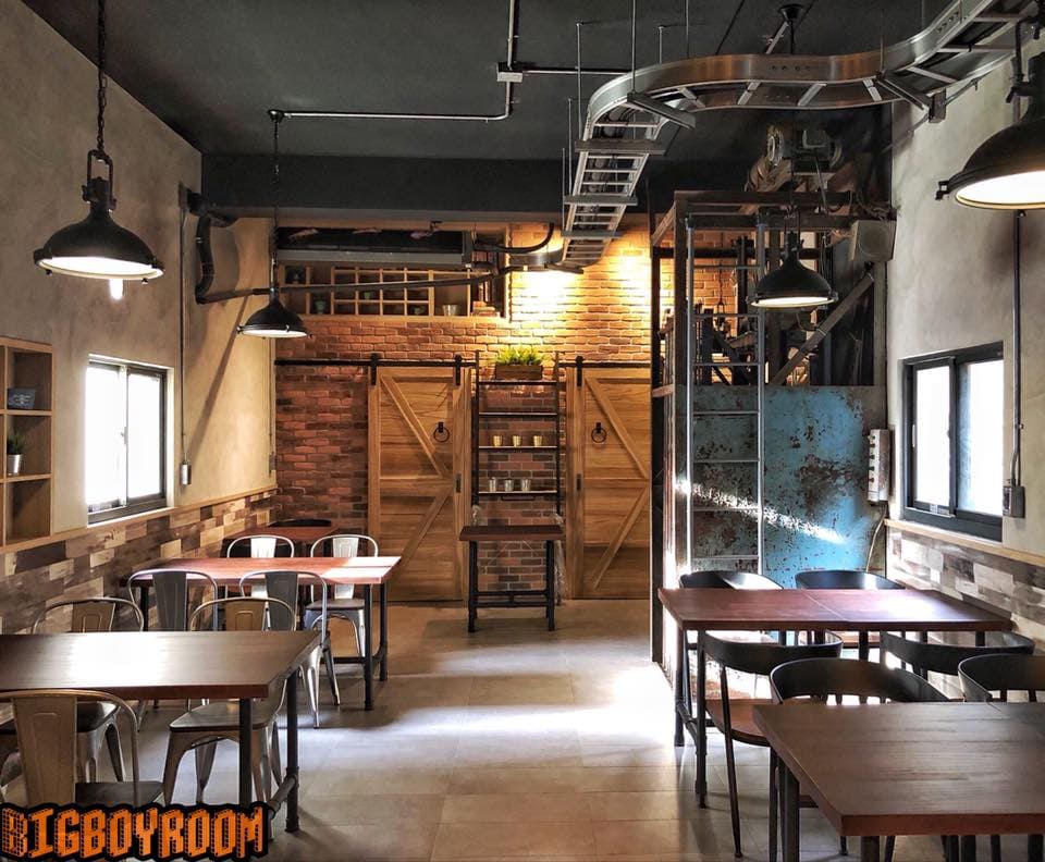 咖啡餐飲店使用的實木餐桌與吧檯桌