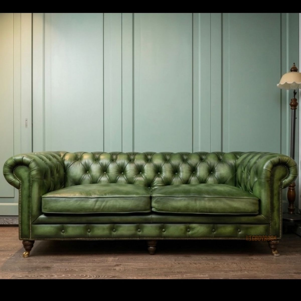 台北大安私宅中的 Chesterfield Style C 手工擦色全牛皮沙發，呈現經典賽車綠（British Racing Green）復古層次，搭配淡綠色板飾牆與復古落地燈，展現英式靜奢風格。