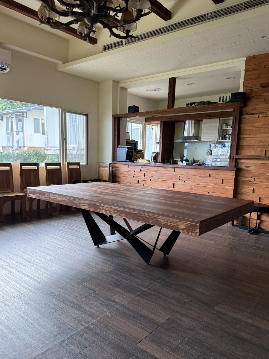 Forge W 8尺美式多功能撞球餐桌（餐桌模式），展示手工仿舊木染質感的寬大桌面與工業風金屬桌腳，完美融入花蓮莊園民宿的公共空間。