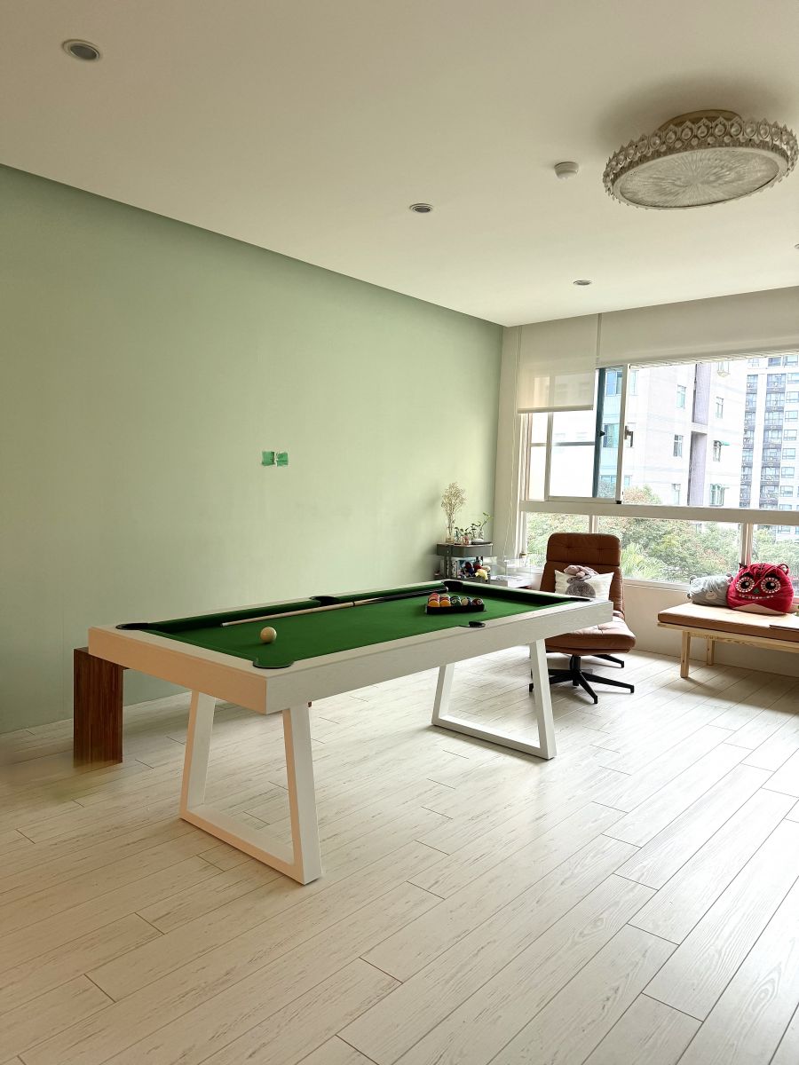 新店私宅客廳配置 LOFT U Class 兩用變形撞球餐桌，移除桌板後呈現標準撞球檯面，特殊的內縮桌腳設計大幅消弭傳統球桌的量體感。
