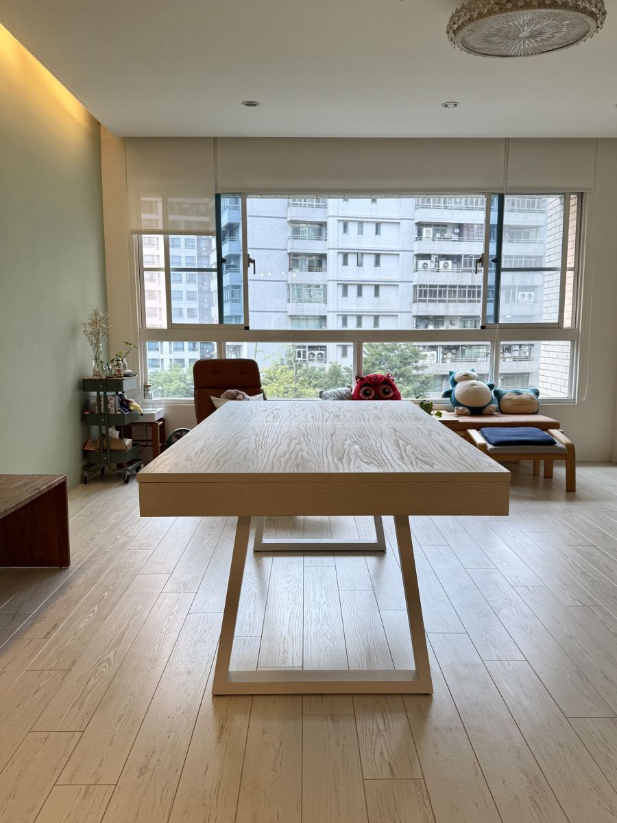 LOFT U Class 變形撞球餐桌純白款式，清晰展現極簡的白色橡木紋表面，作為新店私宅的核心生活場域，視覺輕盈且不壓迫。