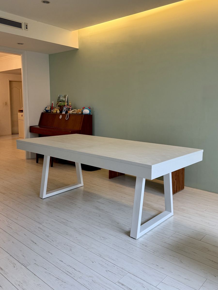 長210公分 LOFT U Class 雙重功能餐桌，純白外觀優雅融入新店私宅現代裝潢，是寸土寸金的都會空間中最具智慧的省空間家具設計。