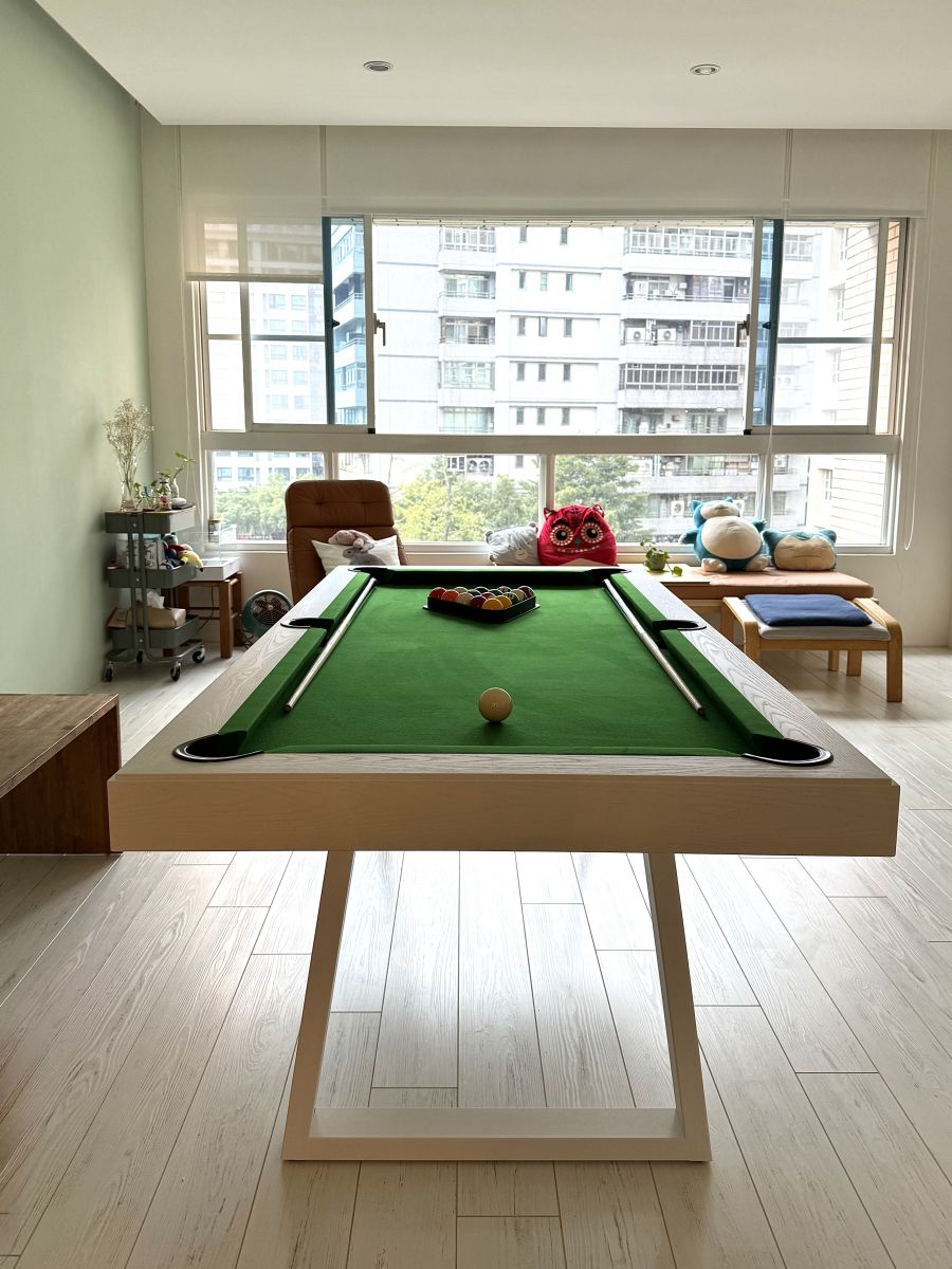LOFT U Class 純白系列多功能撞球桌（娛樂模式）正面視角，於新店私宅客廳展現白色質感框架與綠色絨布檯面，完美融入現代明亮居家空間。