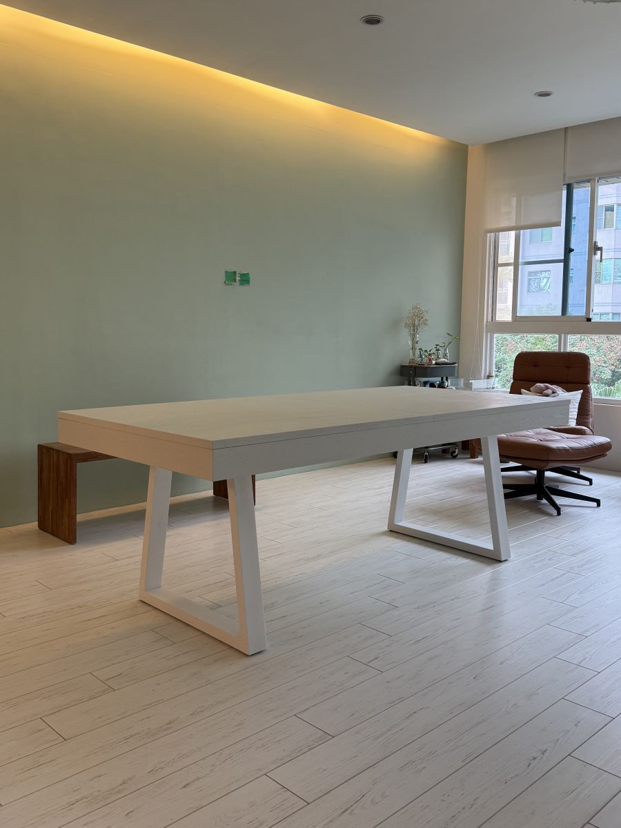 LOFT U Class 純白系列多功能長桌（餐桌模式），蓋上桌板瞬間轉換為可容納6-8人的寬敞空間，滿足居家辦公工作桌與溫馨聚餐需求。