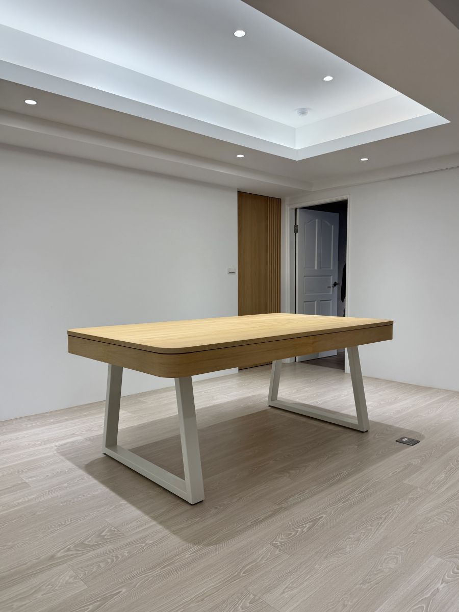 訂製尺寸 198x112cm 的 LOFT U Class 兩用撞球餐桌,蓋上淺木紋桌板瞬間化身溫馨餐桌,完美呼應新莊極簡私宅的木地板與裝潢質感。