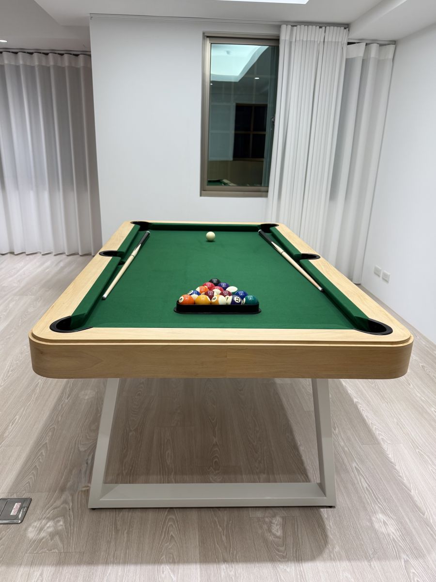 BigBoyRoom 居家變形家具:LOFT U Class 木質撞球桌,內縮白色桌腳設計減輕量體感,於明亮的新莊私宅客廳打造專屬室內娛樂空間。
