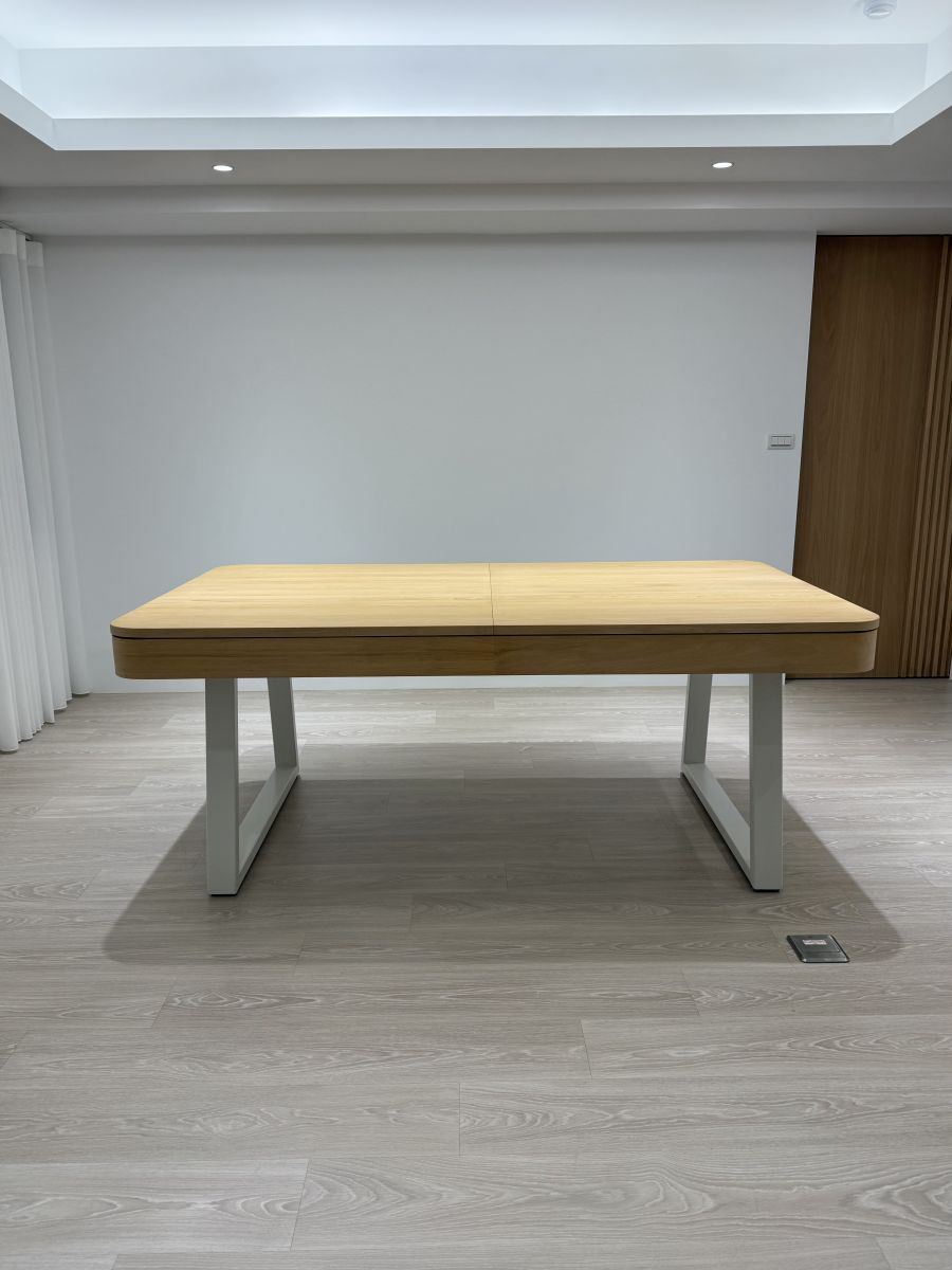 LOFT U Class 變形撞球餐桌(餐桌模式)平視角,溫潤淺木紋兩片拼接搭配防撞圓潤收邊,兼顧居家安全與美學的省空間智慧家具。
