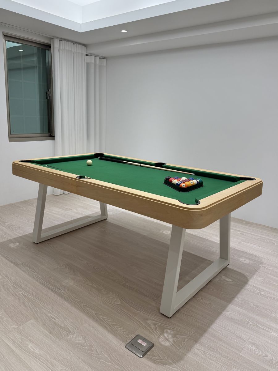 BigBoyRoom 居家變形家具:LOFT U Class 木質撞球桌,內縮白色桌腳設計減輕量體感,於明亮的新莊私宅客廳打造專屬室內娛樂空間。