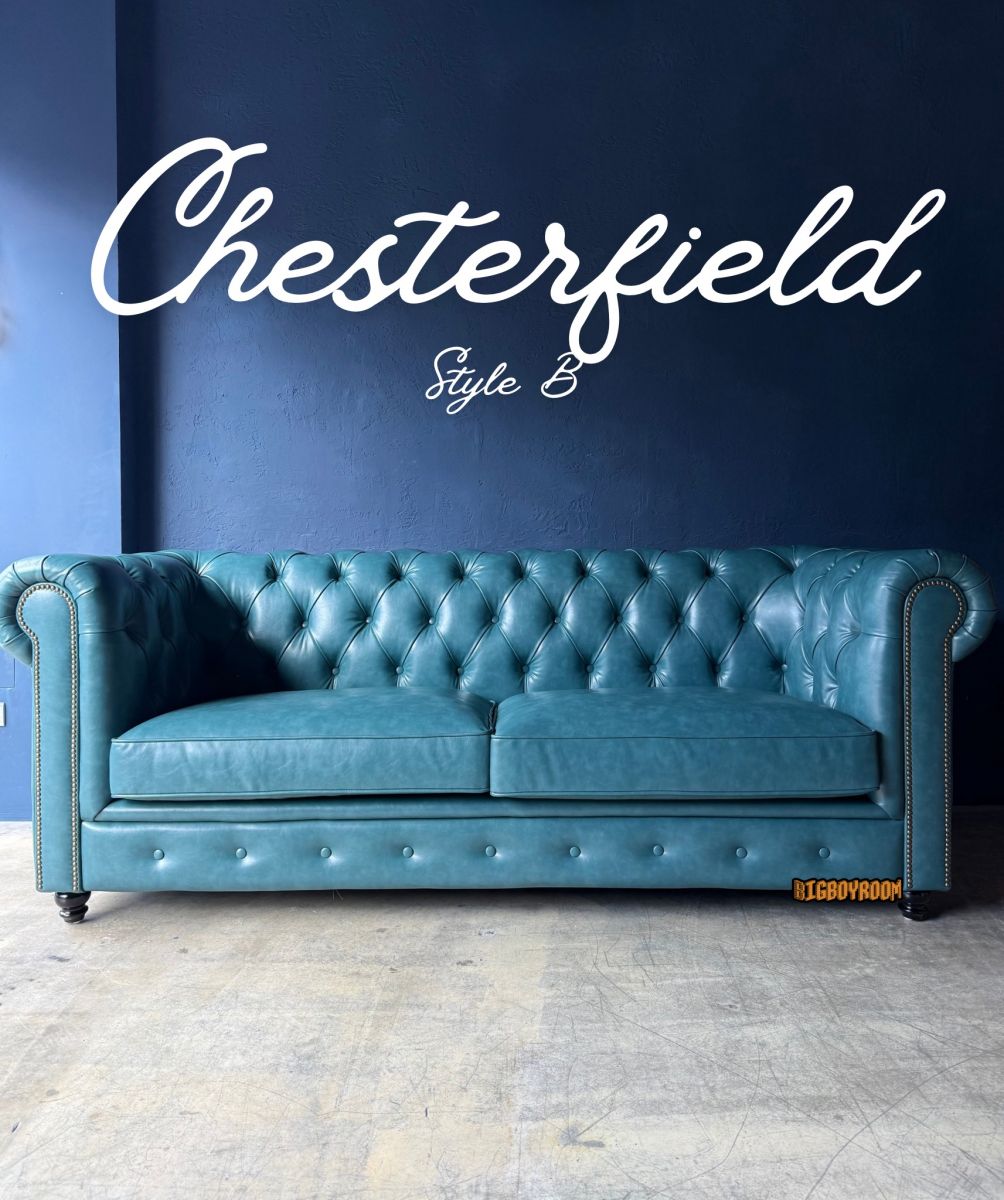 BIGBOYROOM 經典家具 Chesterfield Style B 復古深扣拉花皮革沙發正面照，搭配深藍色質感牆面，適合酒吧與商業空間的高級沙發。