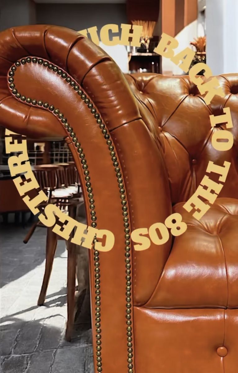 Chesterfield Wanda系列沙發經典優雅捲臂與黃銅色鉚釘細節特寫，呈現Back to the 80s的濃烈英式復古家具氛圍。