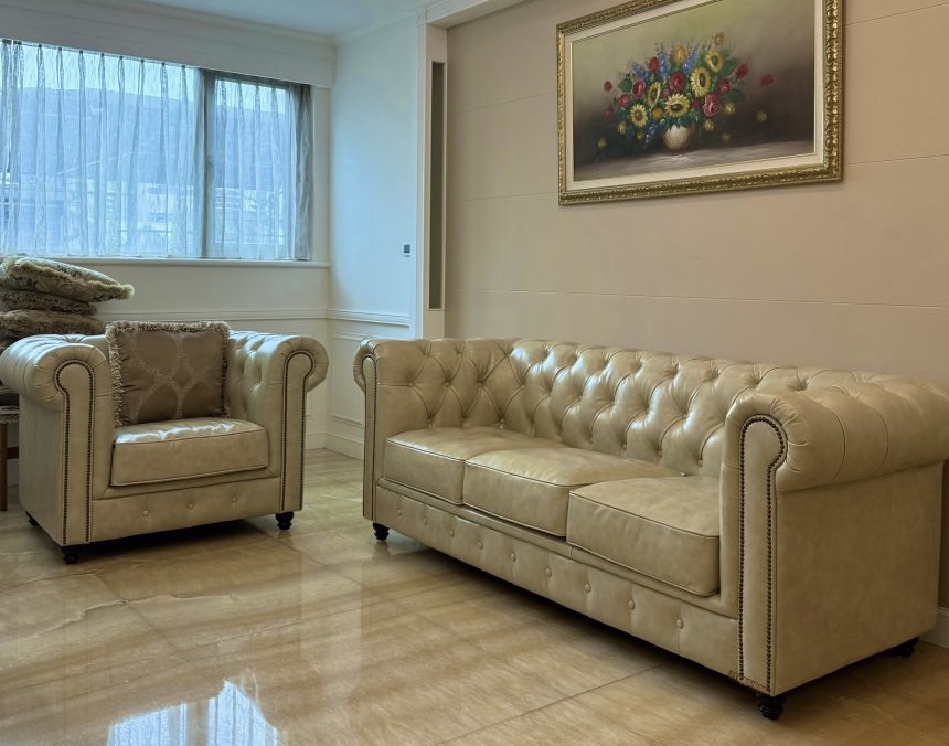Chesterfield Style B 淺米色拉扣牛皮沙發與單人椅 - 信義華府私宅明亮客廳案例
