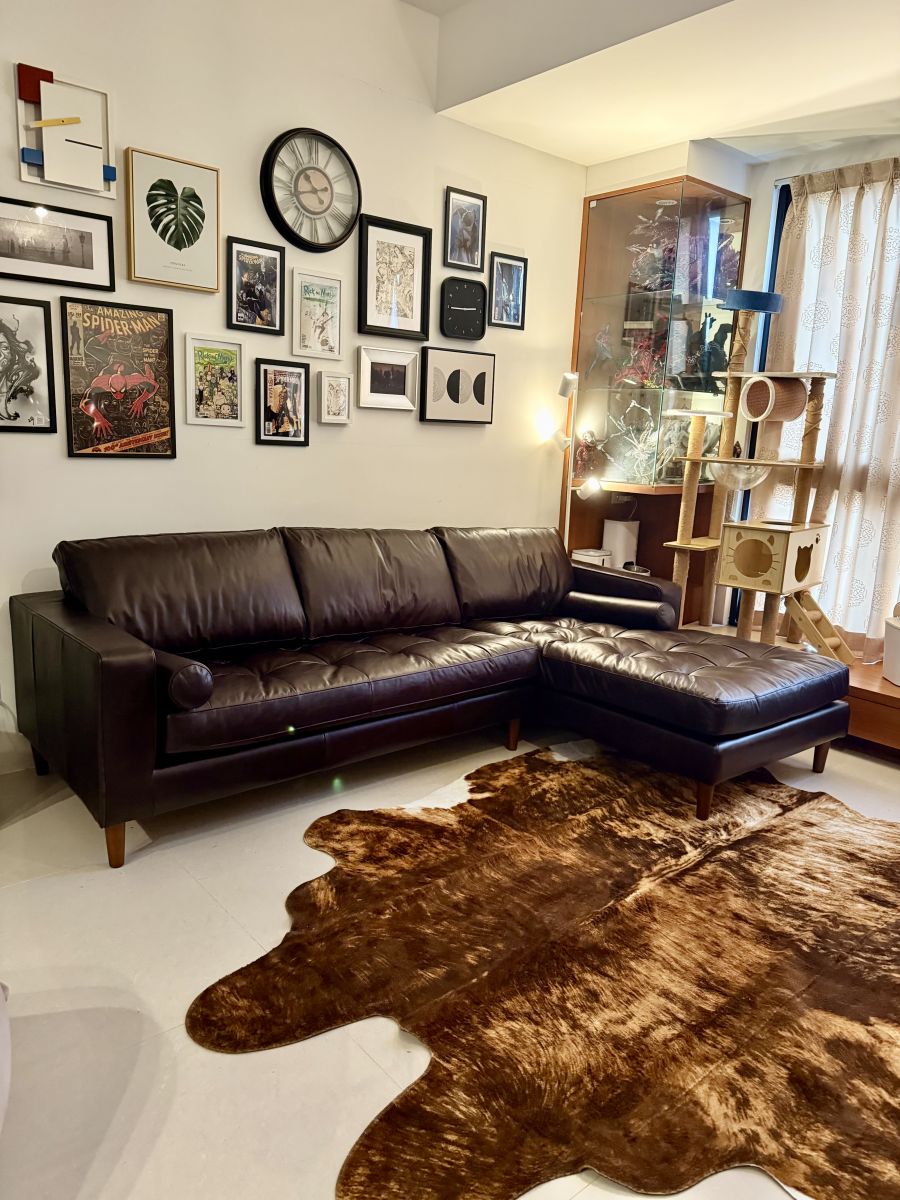 桃園竹城大和室內設計案例，藝術畫牆與獸皮地毯搭配 BigBoyRoom 深褐色 Thomas L型半苯染全牛皮沙發，展現復古沉穩居家美學。