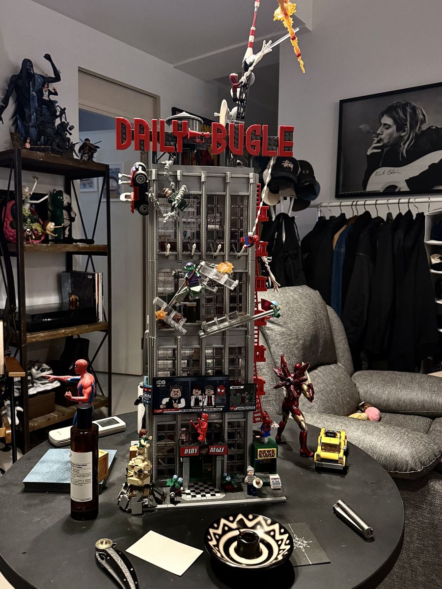 桃園竹城大和私宅 Man Cave 空間實拍，精緻的漫威樂高模型與 Kurt Cobain 經典海報，搭配沉穩的空間色調，完美詮釋專屬男人的硬派浪漫與個人品味收藏。