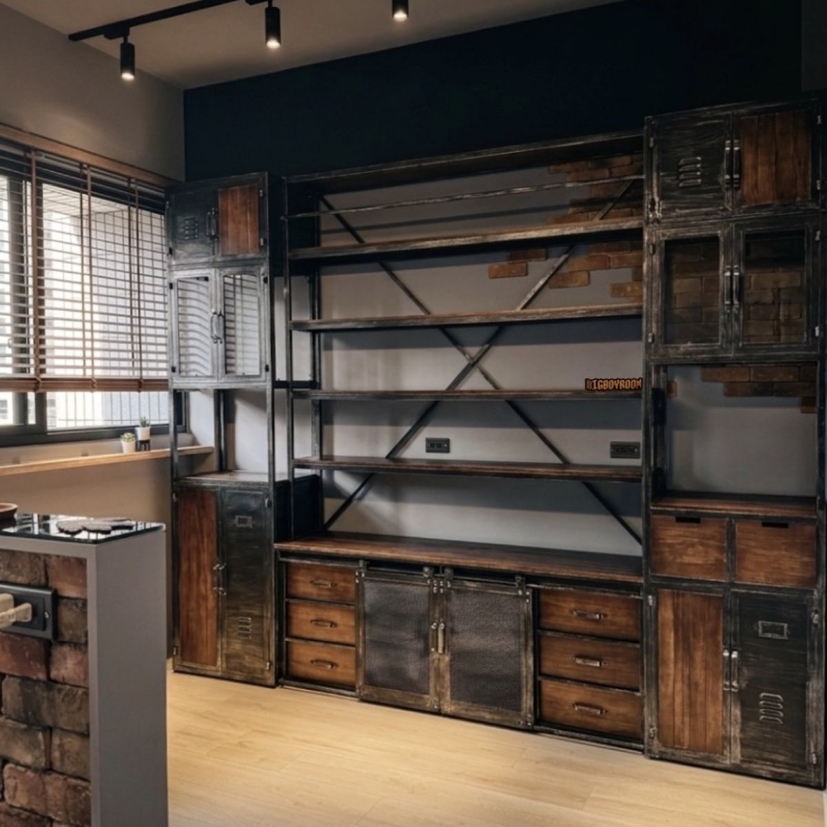 BIGBOYROOM 布魯克林 Loft 風格展示櫃｜手工舊化鐵件與全實木打造，拒絕標準化的客製化家具。