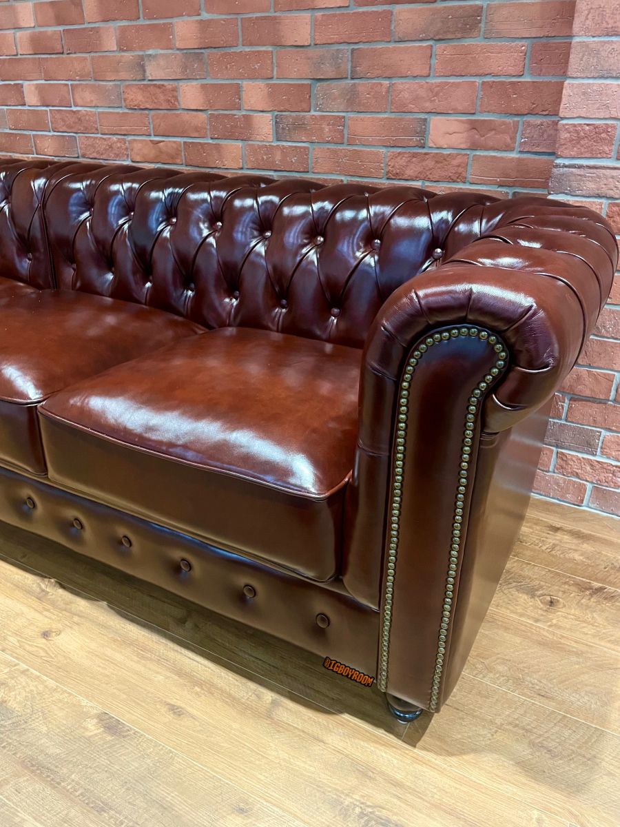 Cesterfield Style A 系列 英倫風質感全頭層真皮沙發推薦，英倫復古工業風三人座牛皮沙發，捲曲扶手細節,手工銅釘沉穩深紅棕色提升空間品味