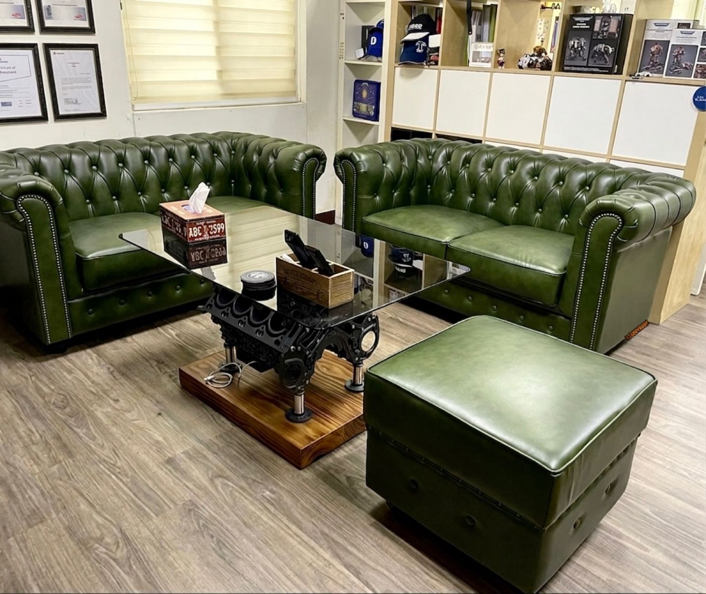 經典雪茄綠 Chesterfield Style A 英倫風格牛皮沙發組，與 V8 引擎工業茶几，打造貿易公司頂級商務 VIP ManCave 招待空間