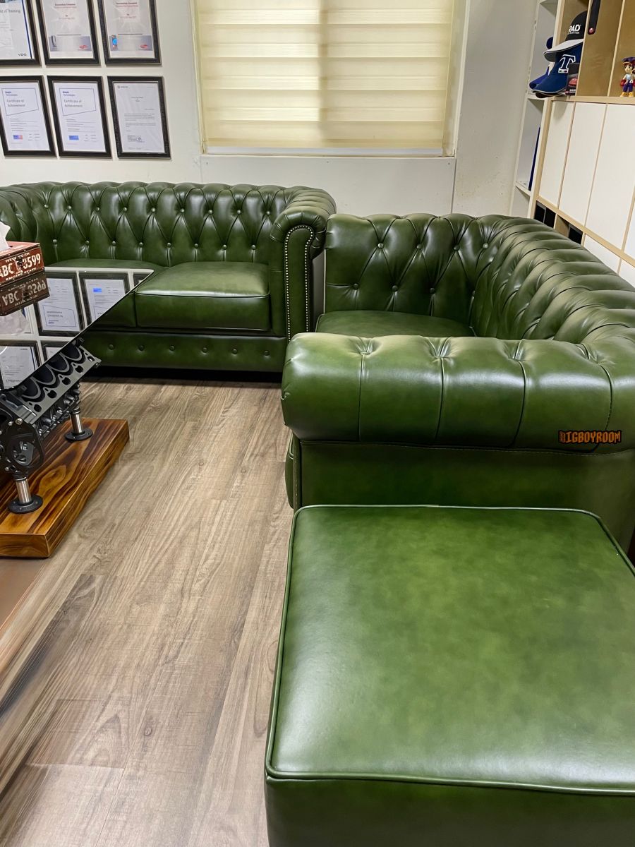 152公分雪茄綠 Chesterfield Style A 復古雙人座牛皮沙發組，以英式沙發工藝提升 ManCave 商務洽談區的國際品味