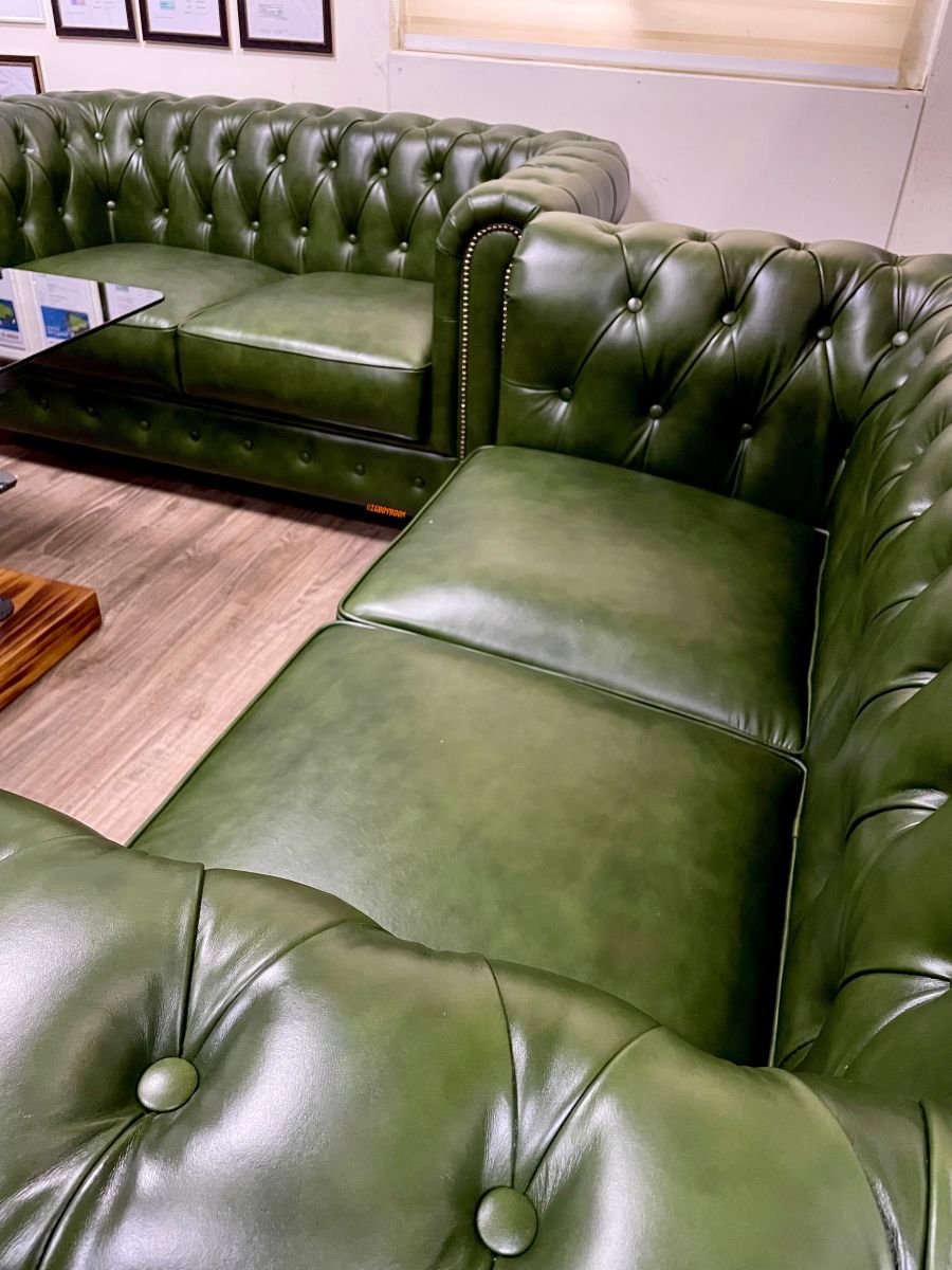頂級雪茄綠 Chesterfield Style A 手工拉扣牛皮沙發近照，沉穩英倫風格英式沙發，完美平衡工業風辦公室家具設計