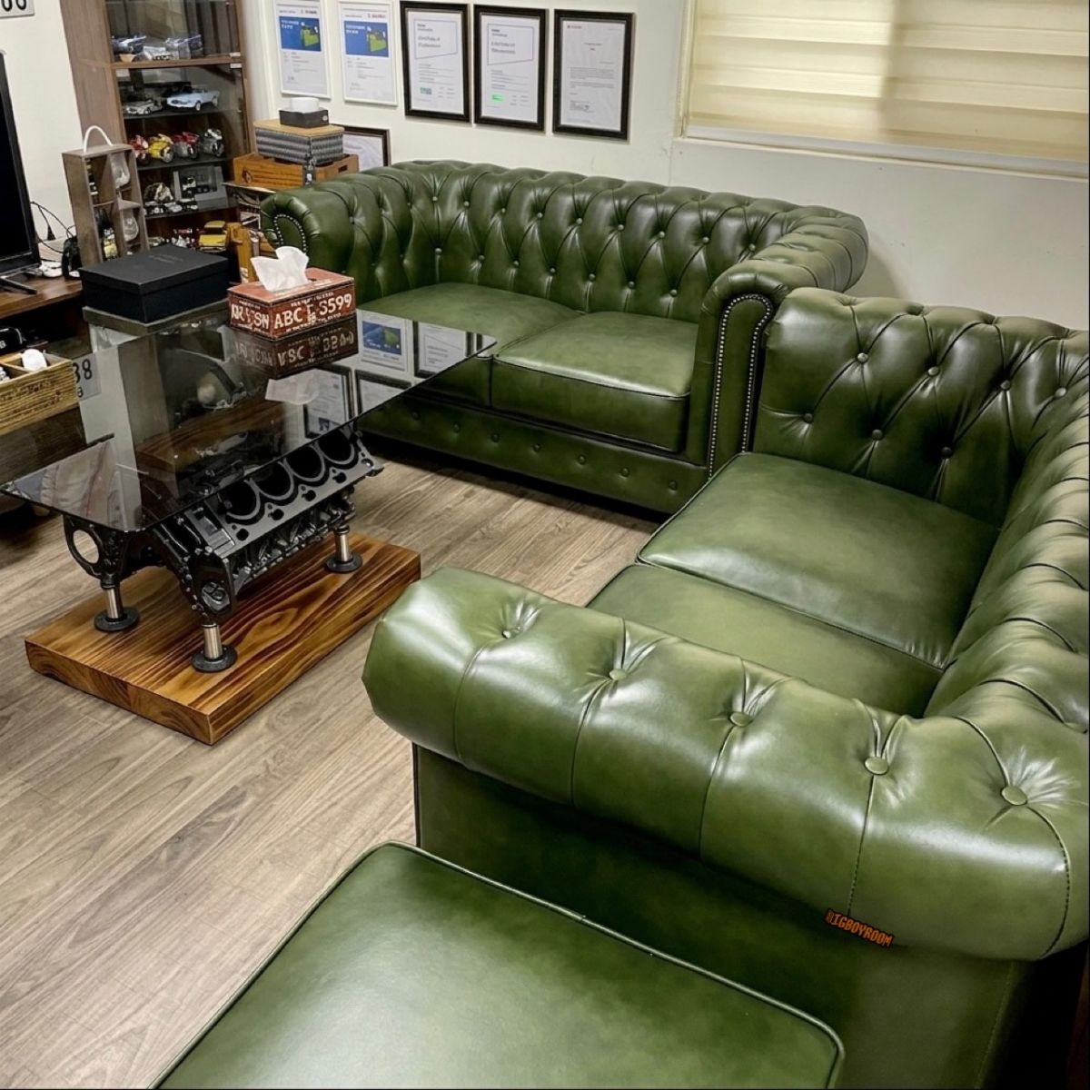 貿易公司 VIP ManCave 裝潢 男人家具，經典雪茄綠 Chesterfield Style A 英倫風格牛皮雙人座英式沙發組，搭配硬派 V8 引擎工業茶几